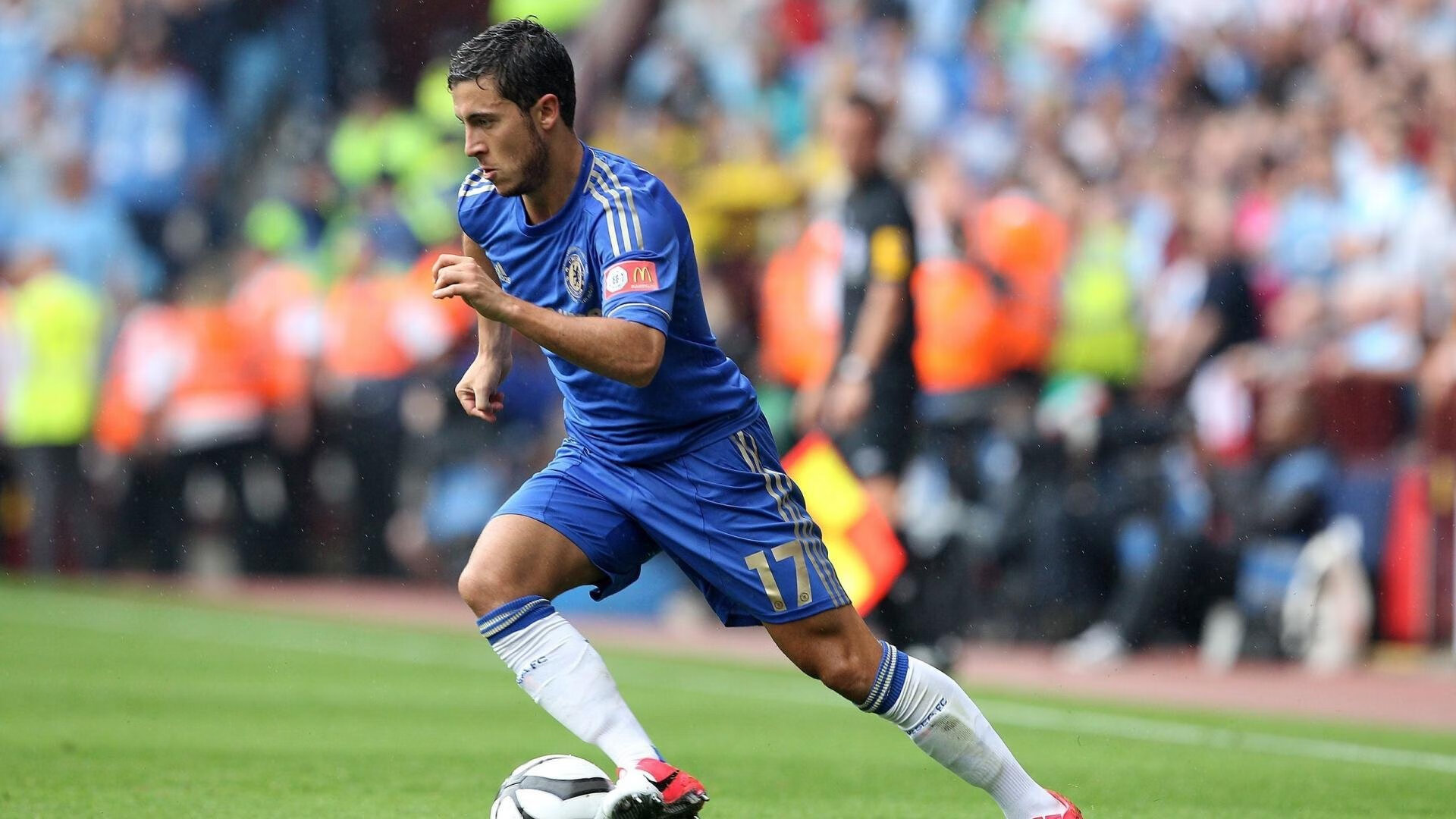 爆冷首场状态出色，巴黎圣日耳曼观众沸腾！，詹姆斯重返赛场赢得满堂喝彩